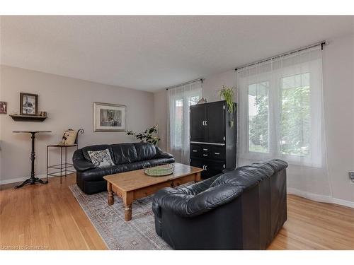 18 Ilona Court, Brantford, ON - Indoor Photo Showing Living Room