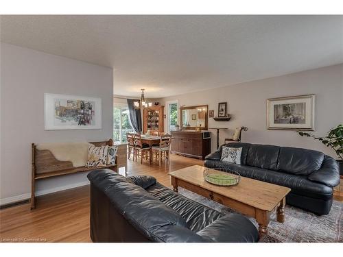 18 Ilona Court, Brantford, ON - Indoor Photo Showing Living Room