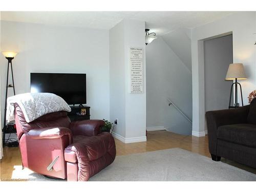 18-985 Limeridge Road E, Hamilton, ON - Indoor Photo Showing Living Room