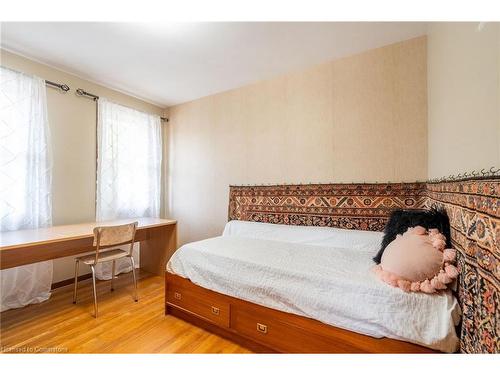 2077 Mountain Grove Avenue, Burlington, ON - Indoor Photo Showing Bedroom