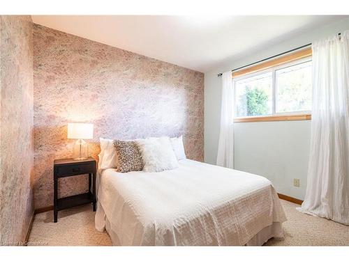 2077 Mountain Grove Avenue, Burlington, ON - Indoor Photo Showing Bedroom