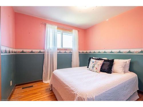 2077 Mountain Grove Avenue, Burlington, ON - Indoor Photo Showing Bedroom