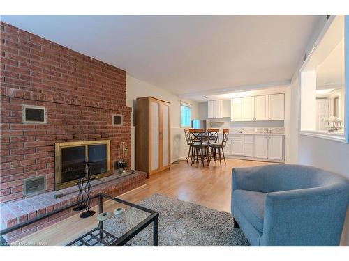 6539 Jupiter Boulevard, Niagara Falls, ON - Indoor Photo Showing Living Room With Fireplace