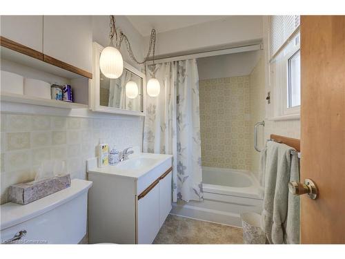 22 East 44Th Street, Hamilton, ON - Indoor Photo Showing Bathroom