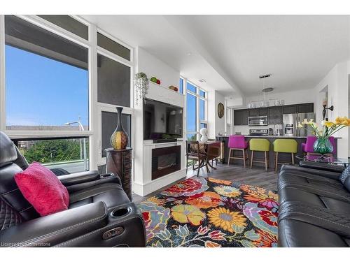 309-10 Concord Place, Grimsby, ON - Indoor Photo Showing Living Room