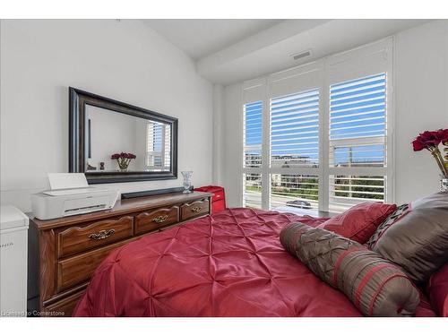 309-10 Concord Place, Grimsby, ON - Indoor Photo Showing Bedroom