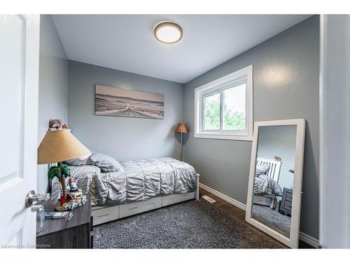 30 Larch Street, Hamilton, ON - Indoor Photo Showing Bedroom