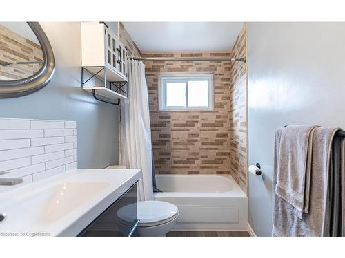 30 Larch Street, Hamilton, ON - Indoor Photo Showing Bathroom