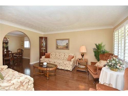 20 Stella Court, Hamilton, ON - Indoor Photo Showing Living Room