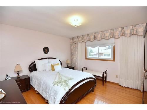 20 Stella Court, Hamilton, ON - Indoor Photo Showing Bedroom