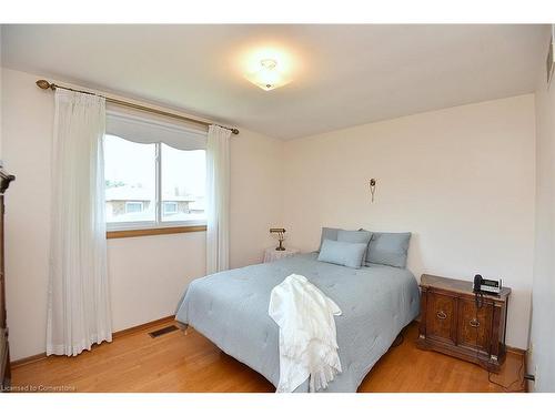 20 Stella Court, Hamilton, ON - Indoor Photo Showing Bedroom