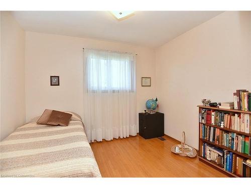 20 Stella Court, Hamilton, ON - Indoor Photo Showing Bedroom