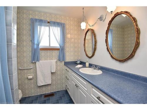 20 Stella Court, Hamilton, ON - Indoor Photo Showing Bathroom