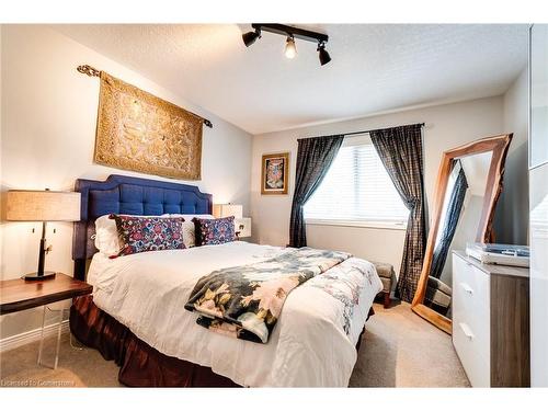 72 Sidney Crescent, Stoney Creek, ON - Indoor Photo Showing Bedroom