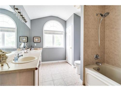 72 Sidney Crescent, Stoney Creek, ON - Indoor Photo Showing Bathroom