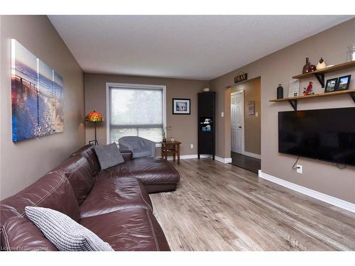 122-150 Gateshead Crescent, Stoney Creek, ON - Indoor Photo Showing Living Room