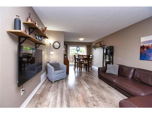 122-150 Gateshead Crescent, Stoney Creek, ON - Indoor Photo Showing Living Room