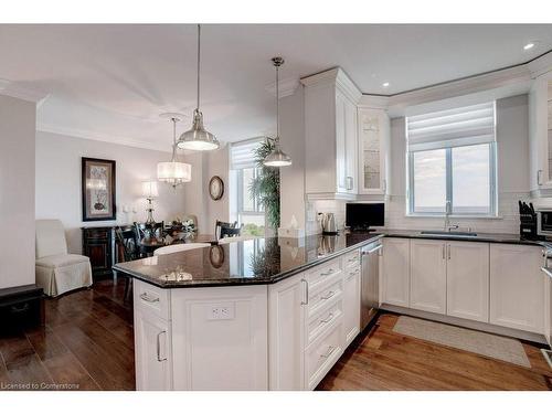 2006-5250 Lakeshore Road, Burlington, ON - Indoor Photo Showing Kitchen