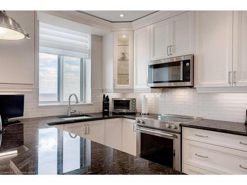 2006-5250 Lakeshore Road, Burlington, ON - Indoor Photo Showing Kitchen With Upgraded Kitchen