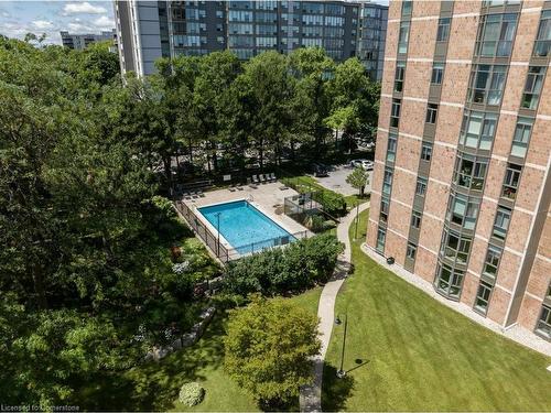 2006-5250 Lakeshore Road, Burlington, ON - Outdoor With In Ground Pool