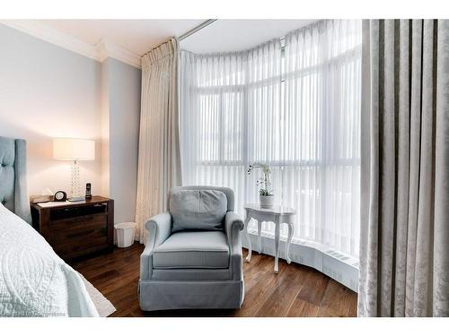 2006-5250 Lakeshore Road, Burlington, ON - Indoor Photo Showing Bedroom