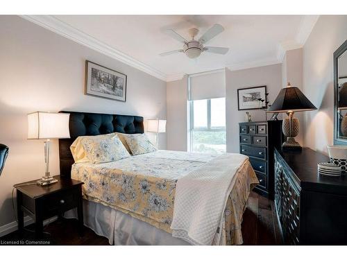 2006-5250 Lakeshore Road, Burlington, ON - Indoor Photo Showing Bedroom