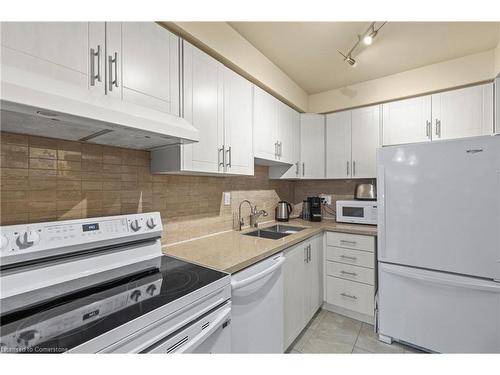 28-14 Derby Street, Hamilton, ON - Indoor Photo Showing Kitchen With Double Sink