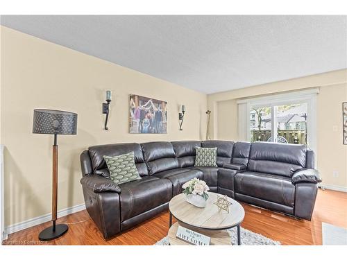 28-14 Derby Street, Hamilton, ON - Indoor Photo Showing Living Room