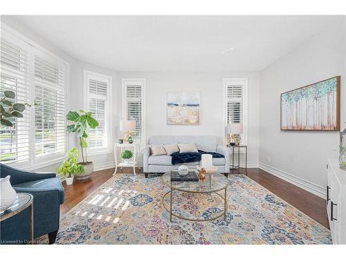 90 Hedge Lawn Drive, Grimsby, ON - Indoor Photo Showing Living Room