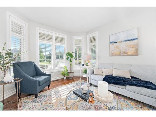 90 Hedge Lawn Drive, Grimsby, ON - Indoor Photo Showing Living Room