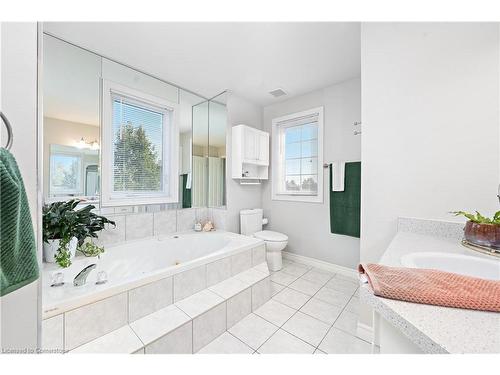 90 Hedge Lawn Drive, Grimsby, ON - Indoor Photo Showing Bathroom