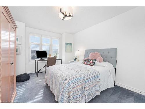 90 Hedge Lawn Drive, Grimsby, ON - Indoor Photo Showing Bedroom