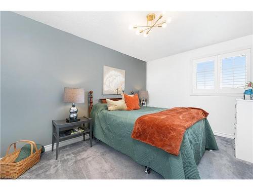 90 Hedge Lawn Drive, Grimsby, ON - Indoor Photo Showing Bedroom