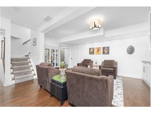 90 Hedge Lawn Drive, Grimsby, ON - Indoor Photo Showing Living Room