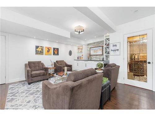 90 Hedge Lawn Drive, Grimsby, ON - Indoor Photo Showing Living Room