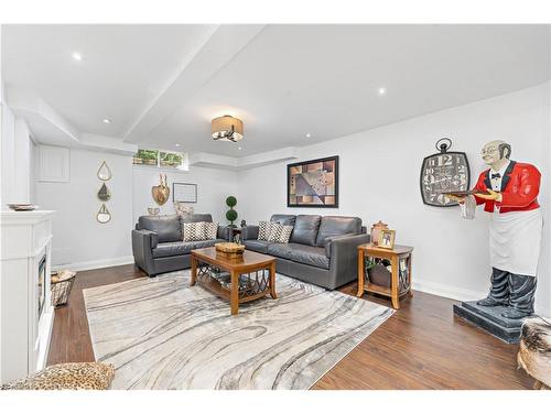 90 Hedge Lawn Drive, Grimsby, ON - Indoor Photo Showing Living Room