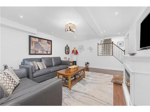 90 Hedge Lawn Drive, Grimsby, ON - Indoor Photo Showing Living Room