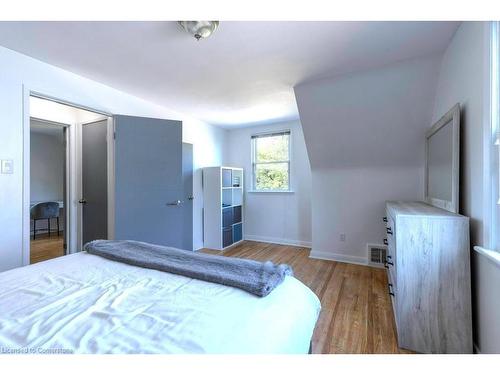 52 Martha Street, Hamilton, ON - Indoor Photo Showing Bedroom