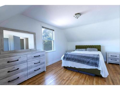 52 Martha Street, Hamilton, ON - Indoor Photo Showing Bedroom