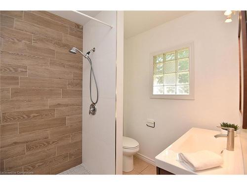 33 Cline Avenue S, Hamilton, ON - Indoor Photo Showing Bathroom