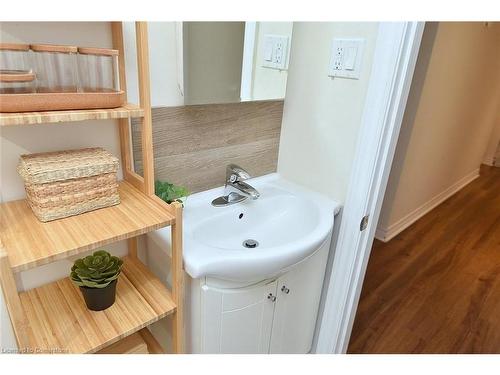 33 Cline Avenue S, Hamilton, ON - Indoor Photo Showing Bathroom