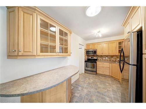 17 Bendingroad Crescent, St. Catharines, ON - Indoor Photo Showing Kitchen