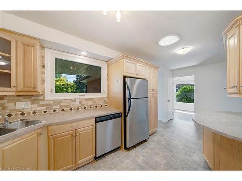 17 Bendingroad Crescent, St. Catharines, ON - Indoor Photo Showing Kitchen