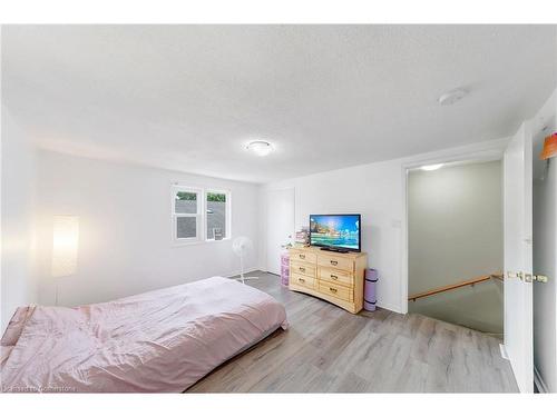 227 Fairway Road N, Kitchener, ON - Indoor Photo Showing Bedroom