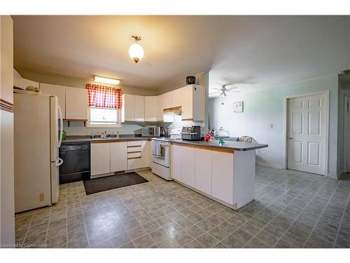 4080 Muir Avenue, Niagara Falls, ON - Indoor Photo Showing Kitchen With Double Sink