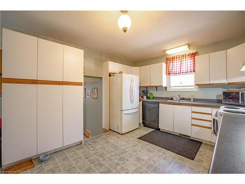 4080 Muir Avenue, Niagara Falls, ON - Indoor Photo Showing Kitchen With Double Sink