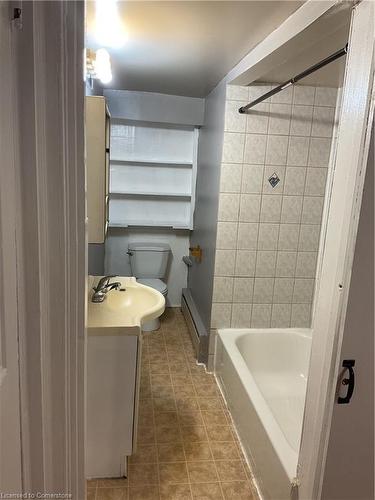 303 East 19Th Street, Hamilton, ON - Indoor Photo Showing Bathroom