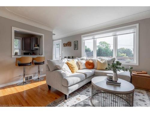 9 Linda Court, Dundas, ON - Indoor Photo Showing Living Room