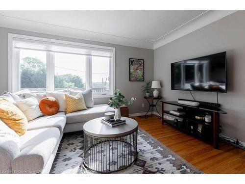 9 Linda Court, Dundas, ON - Indoor Photo Showing Living Room