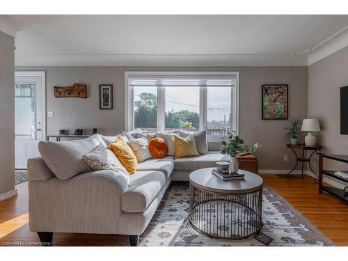 9 Linda Court, Dundas, ON - Indoor Photo Showing Living Room